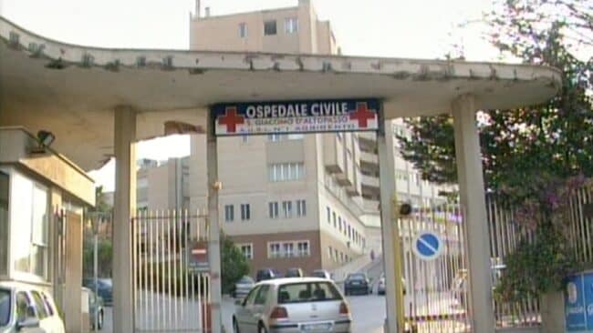 Licata, aggressione al Pronto Soccorso: uomo colpito alla testa con una porta