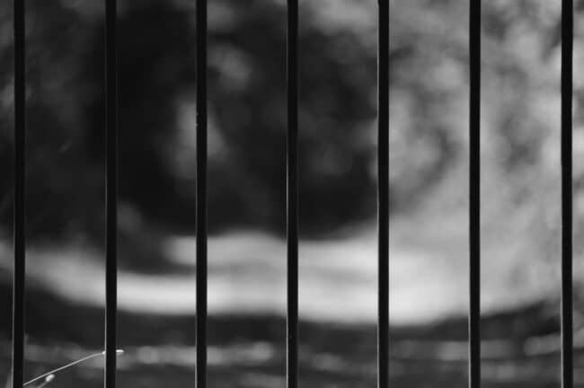 Violenta aggressione in carcere, 2 detenuti feriscono 3 agenti: non è la prima volta che succede
