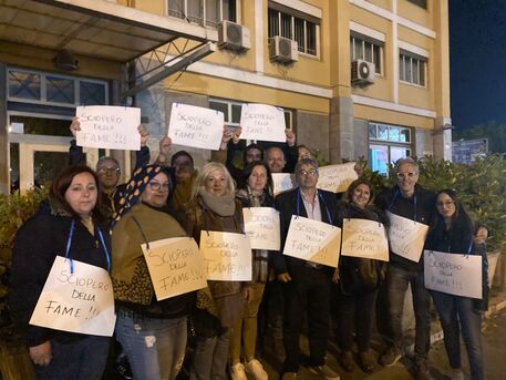 Precari Covid, notte di protesta degli operatori sociosanitari degli ospedali Villa Sofia-Cervello di Palermo