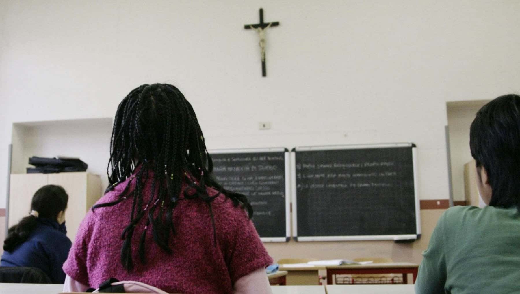 Maestra fa recitare Ave Maria e Rosario in classe e viene sospesa per 20 giorni: “Per me è stato uno shock”