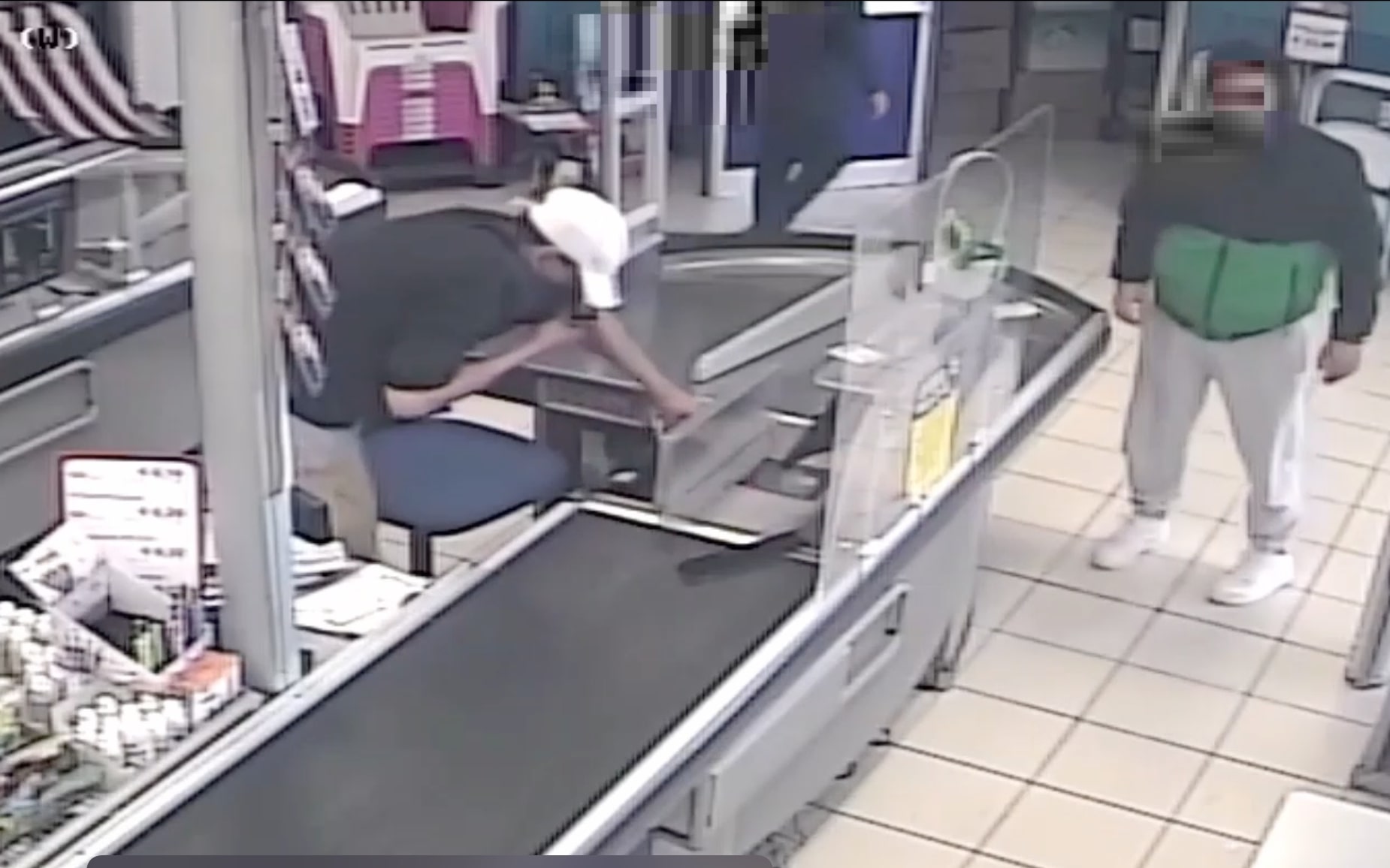 La rapina al supermercato di Lascari con un paio di forbici, due arresti – VIDEO