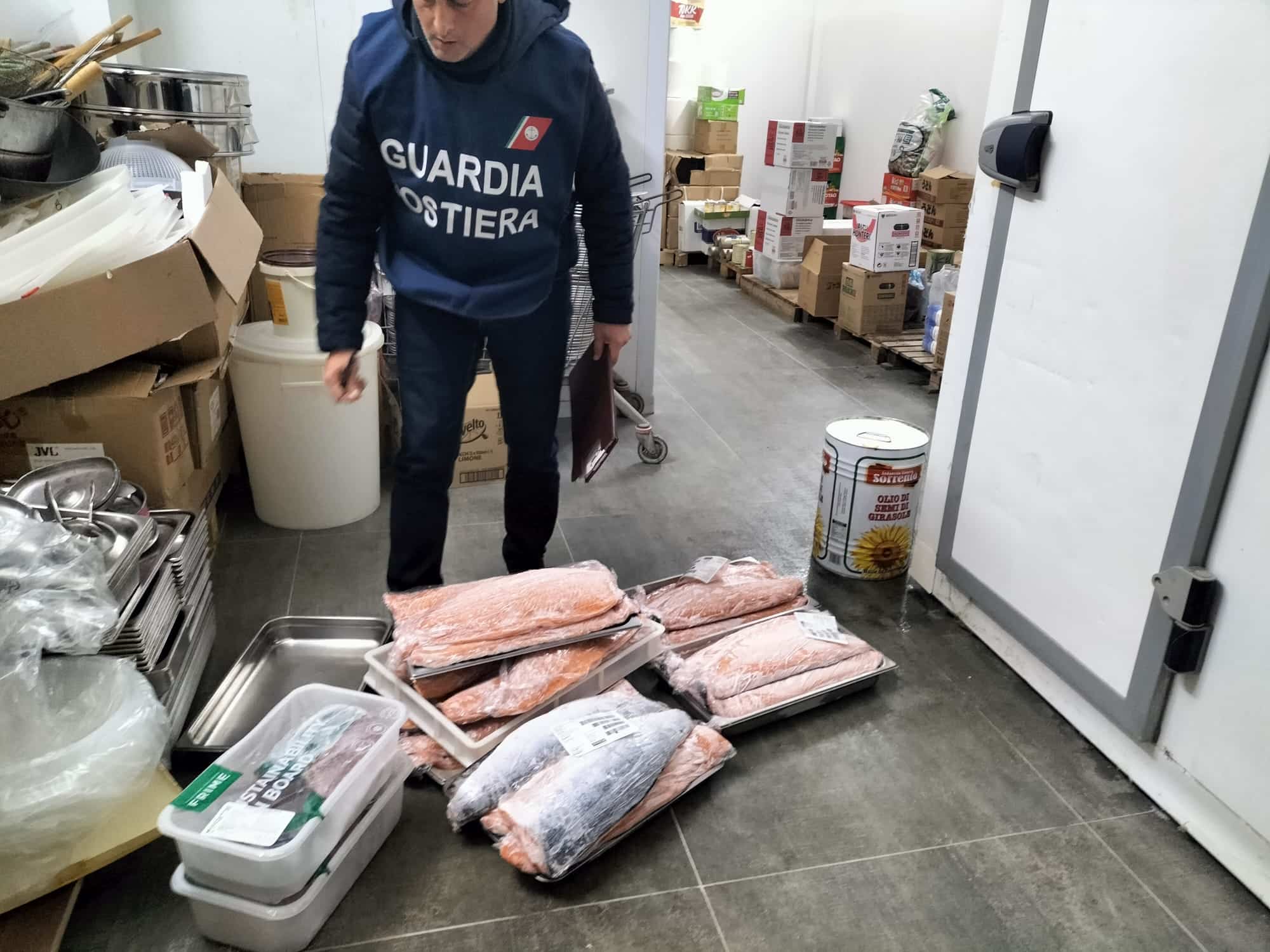 Siracusa, sequestrati in un ristorante 74 Kg di pesce congelato e scaduto