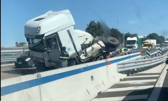 Incidente Tangenziale Catania, violento scontro tra due mezzi – Le FOTO