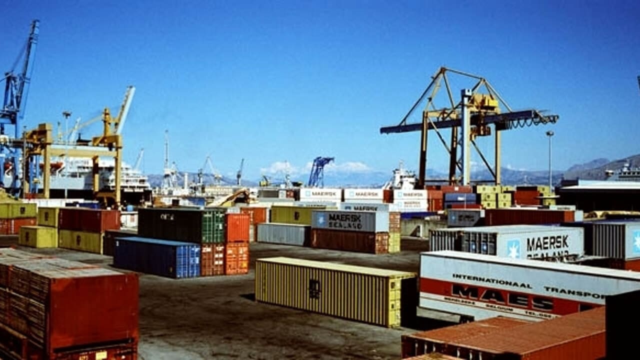 Rifiuti speciali nascosti in un container diretto in Africa: sequestrate 18 tonnellate, 2 denunce