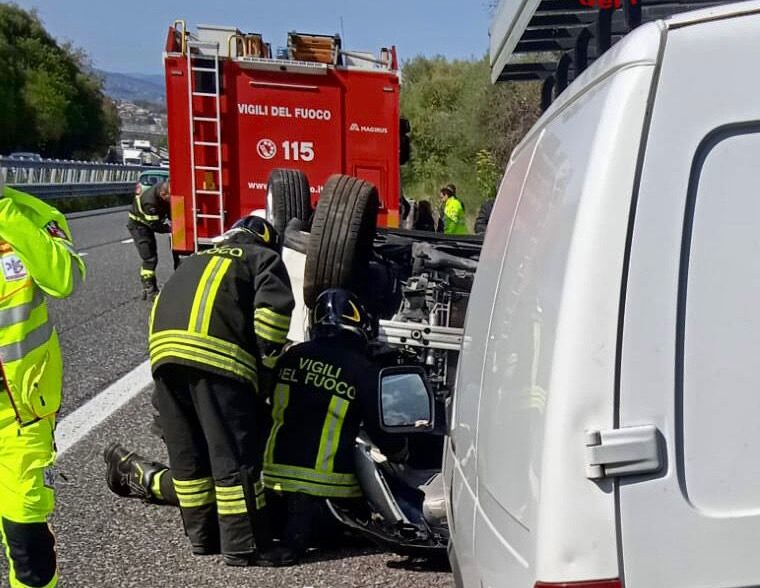 Incidente stradale sulla Catania-Messina, si scontrano un furgone e un’auto