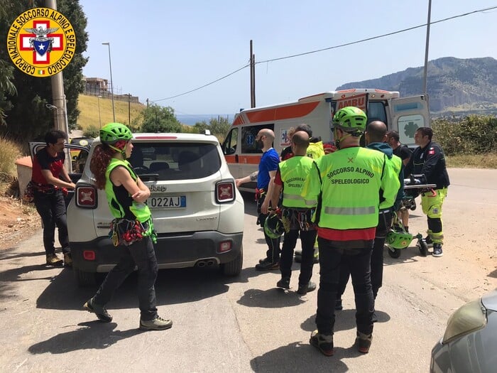 Escursionista scivola a Monte Gallo e si frattura un piede: soccorso dal SASS
