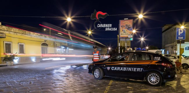 Scoperto fuori casa dai carabinieri, tenta la fuga e danneggia auto parcheggiate