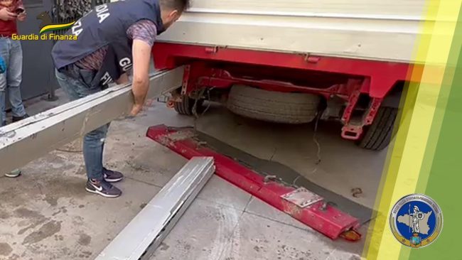 Fermato un camion con 47 chili di hashish: arrestato il corriere