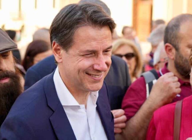 L’ex premier Giuseppe Conte aggredito da un no vax: lo avrebbe colpito al volto durante un evento