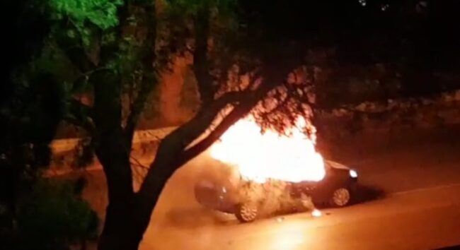 Auto in fiamme a Palermo, tutta colpa di una sigaretta accesa: 3 persone ustionate, una grave