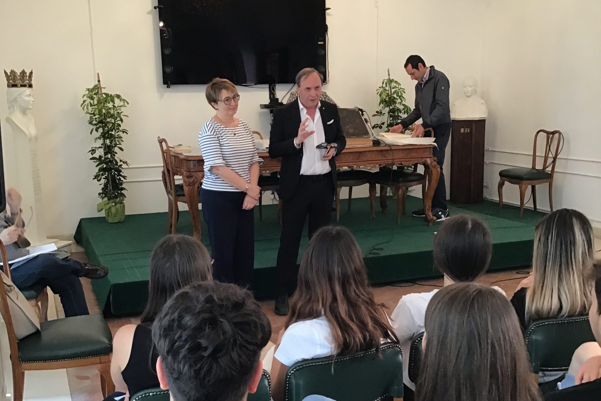 “Maggio dei Libri”, giornata in Biblioteca per l’Istituto “Mario Rapisardi” di Paternò – FOTO