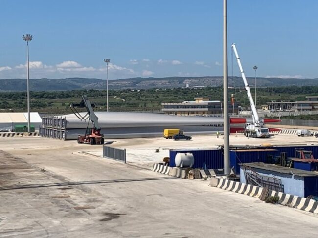 Augusta, arrivate 18 pale di turbine eoliche: serviranno per la produzione energetica nel nuovo parco green