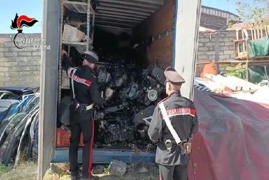 Parti di veicoli rubati e gestione illecita di rifiuti: massiccia operazione nel Catanese