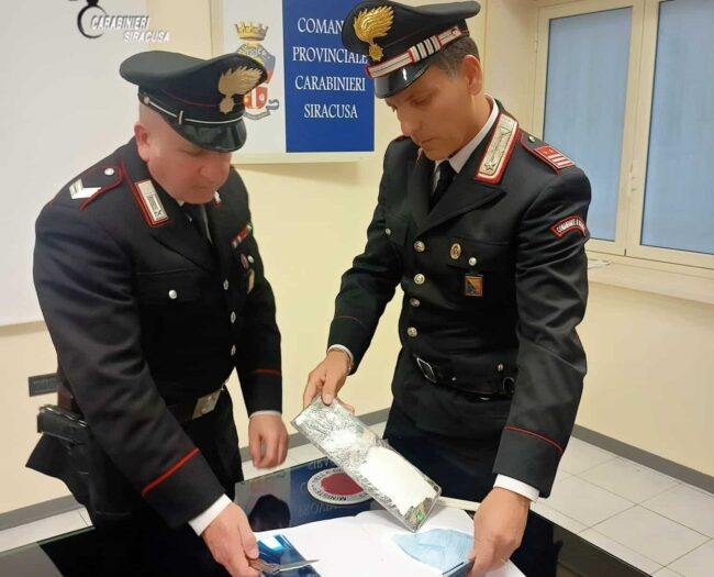Portavano 350 grammi di cocaina dentro un quaderno: arrestata coppia di catanesi