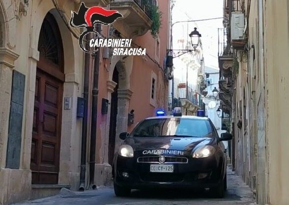 Furto in una tabaccheria di Siracusa, 41enne approfitta della distrazione del titolare per fare piazza pulita