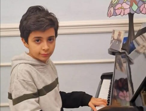 Ragazzo di 12 anni compone una melodia e la dedica a Biden: “Ho fatto il tifo per lei durante le elezioni”