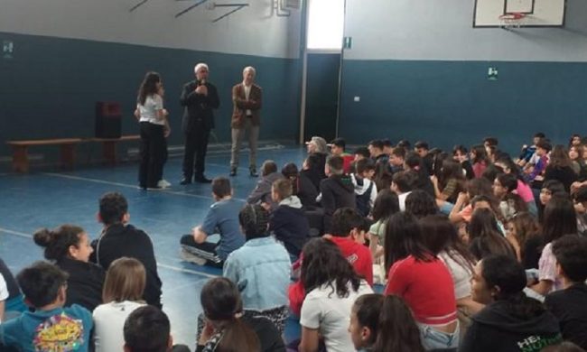 L’I.C. “Dusmet-Doria” riceve la visita di Monsignor Renna, grande entusiasmo e gioia – LE FOTO
