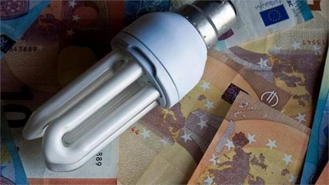 Falsi contratti fornitura energia elettrica, denunciata palermitana