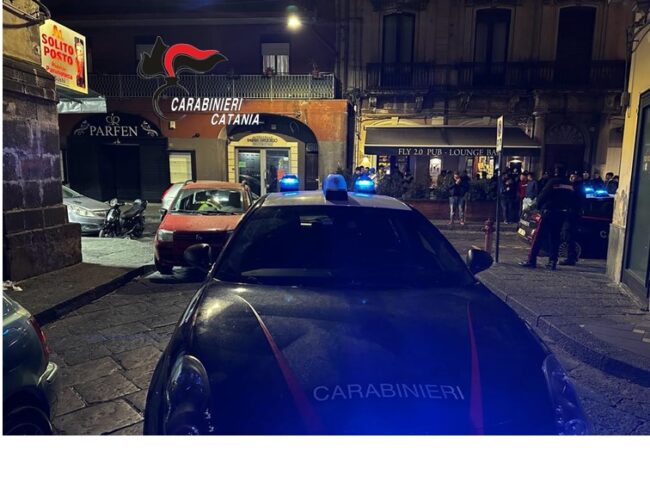Biancavilla, maxi rissa davanti alla panineria per una battuta: volano calci, pugni, sgabelli
