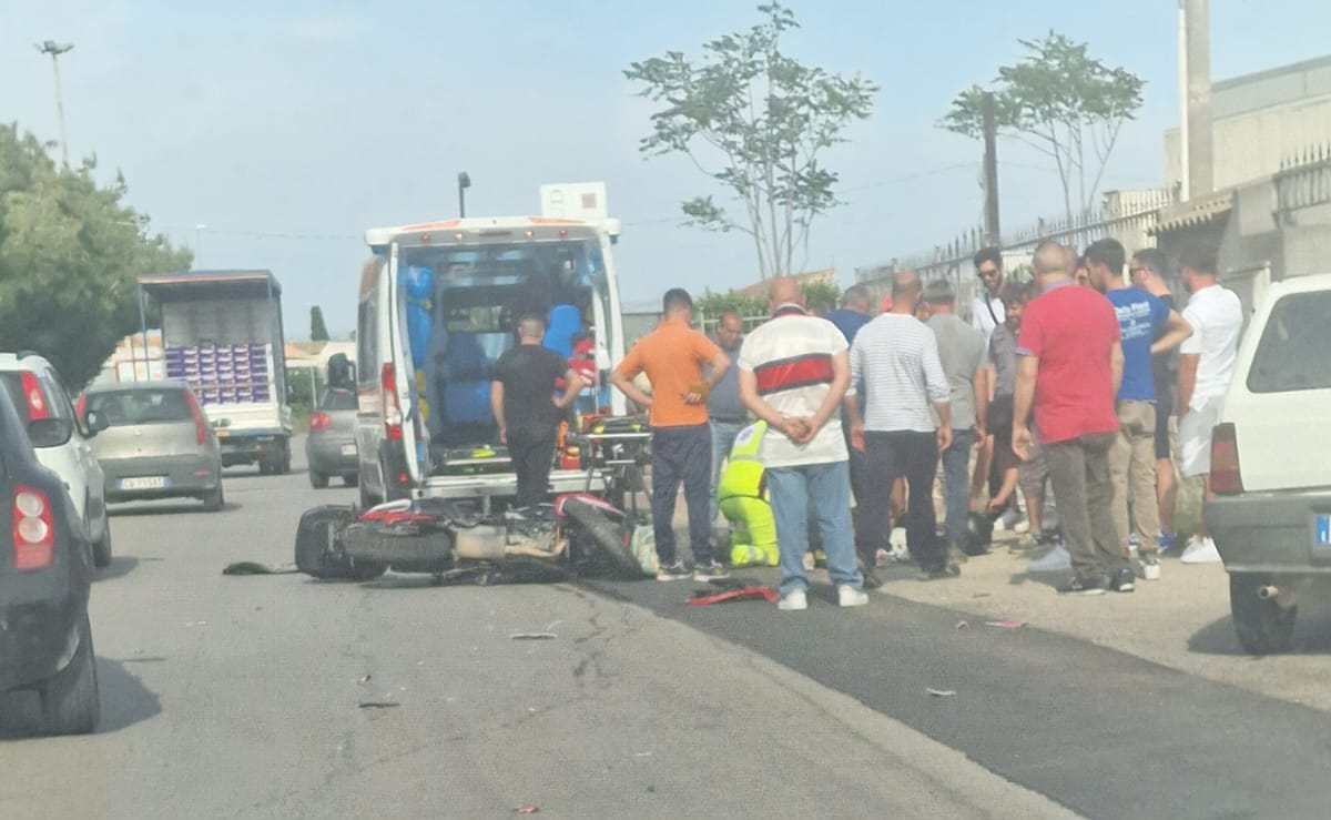 Incidente nel Ragusano, centauro in prognosi riservata dopo lo scontro con un’auto