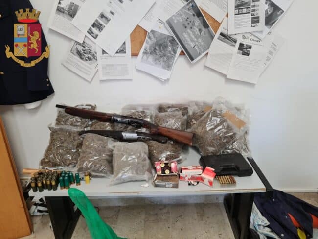 Beccato con nove chili di droga e due armi in casa: arrestato 52enne