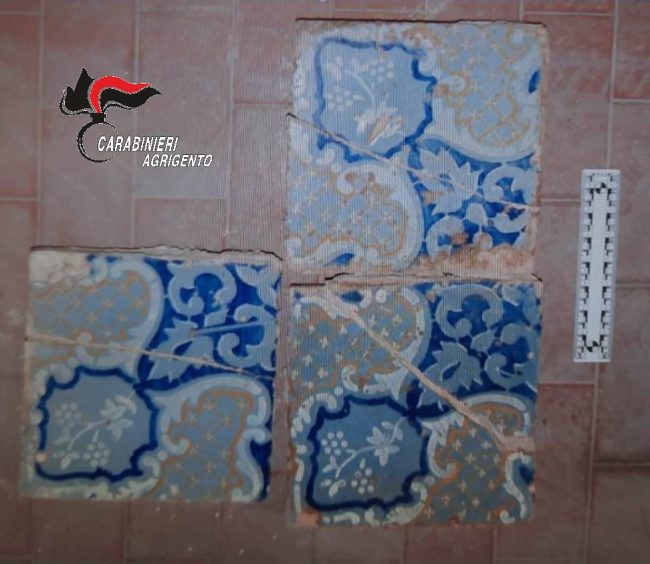 Rubavano maioliche storiche a Sciacca per poi rivenderle a Palermo: 5 misure cautelari