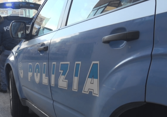 Colti sul fatto a riscuotere denaro a un commerciante: due arresti a Catania