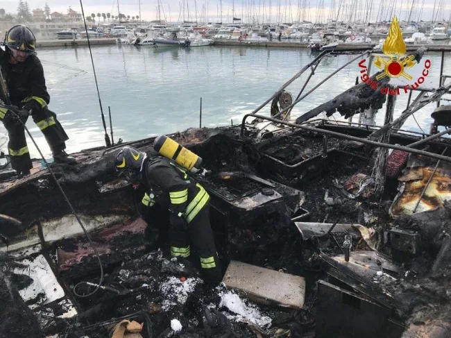 Catamarano prende fuoco al porto di Marina di Ragusa, danni ma nessun ferito