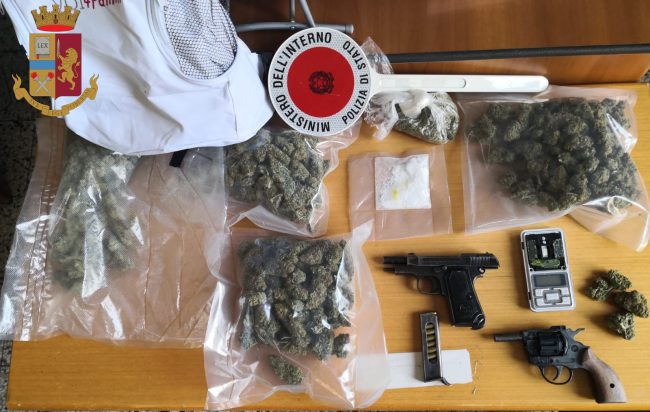 Armi e droga in casa, arrestato un minorenne a Catania