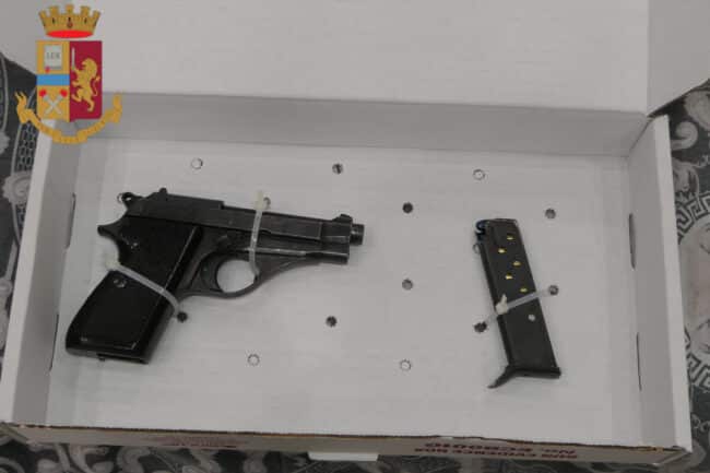 Giovane sorpreso con una pistola in una struttura ricettiva: arrestato 22enne a Catania