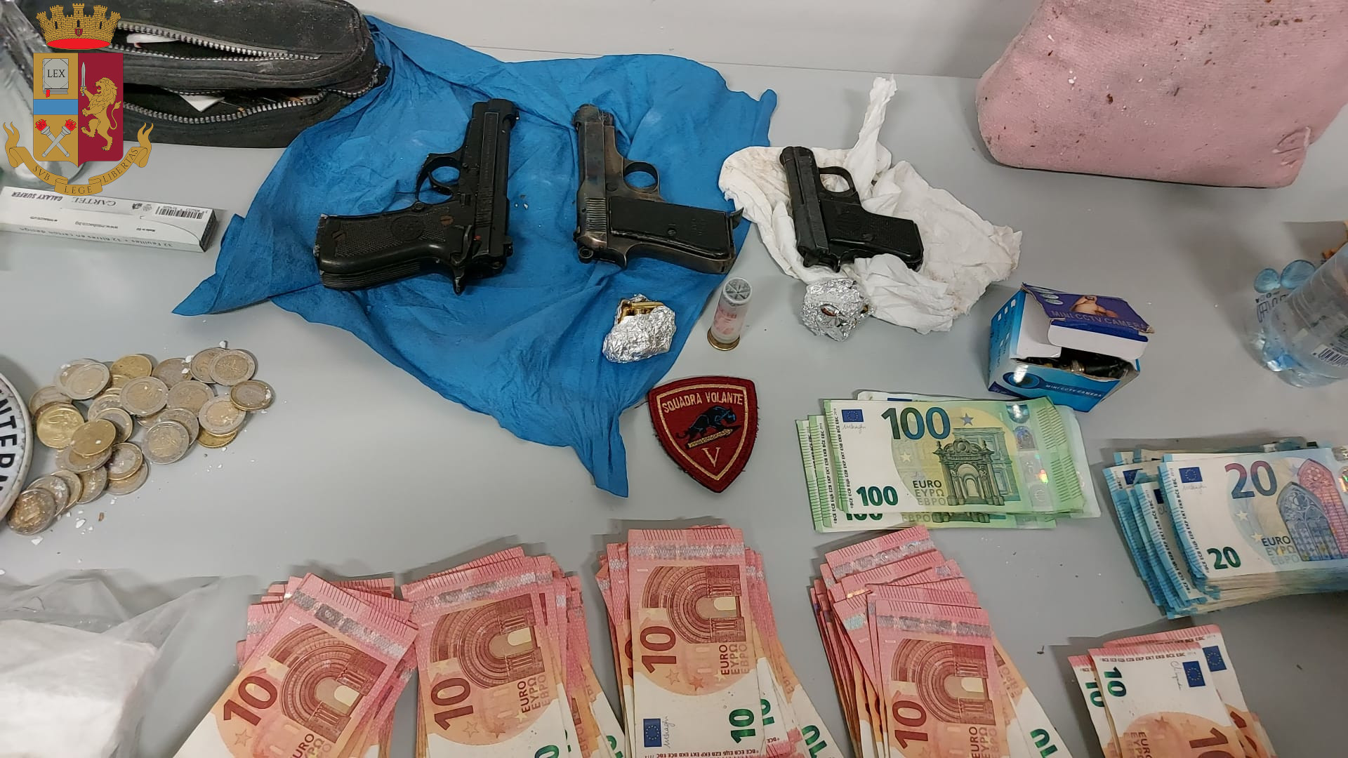 Arresti a Catania, tre uomini in fuga: in casa droga, armi e 14mila euro in contanti