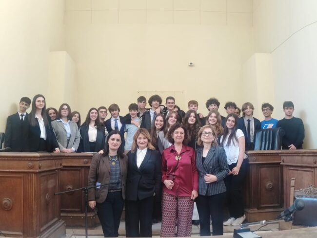 I ragazzi del Liceo Classico “M. Cutelli e C. Salanitro” indossano la toga: “Ciak…Un processo simulato per evitare un vero processo”