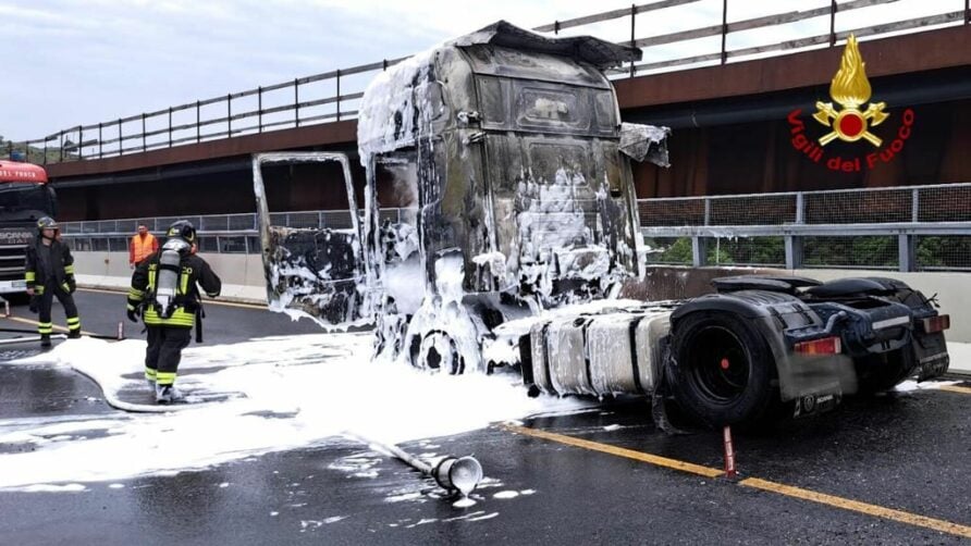 Tir in fiamme sulla Tangenziale a Messina: ferito il conducente