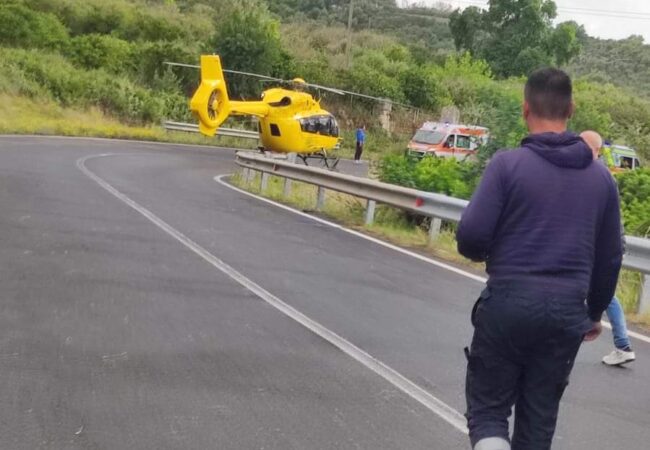 Incidente mortale nel Catanese, Suv finisce fuori strada: nell’impatto perde la vita una donna