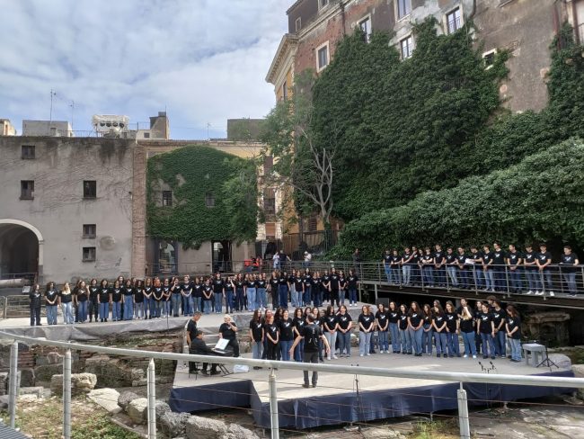 “Sicilia Chorus Line”, il primo coro regionale dei Licei Classici si esibisce con grande successo – I VIDEO