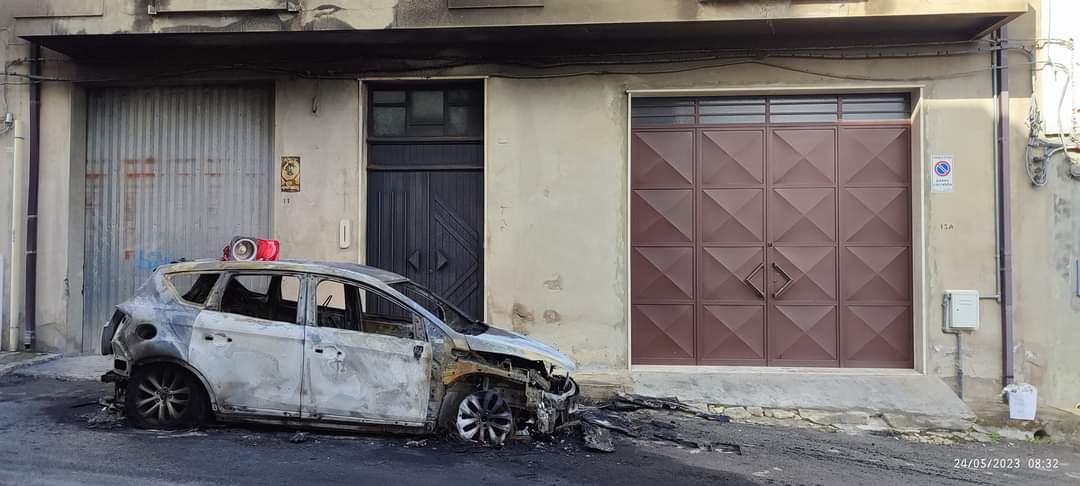 Auto in fiamme sotto un’abitazione di Vittoria, intossicati due anziani