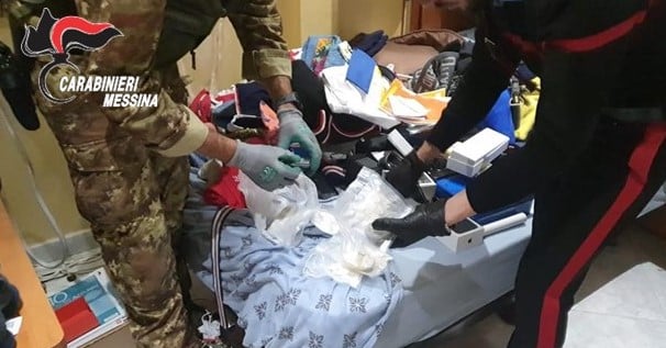 Oltre 350 kg di cocaina nascosta nella cameretta del figlio, arrestato 29enne a Messina