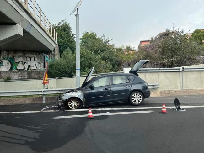 Auto in fiamme lungo la Tangenziale di Catania