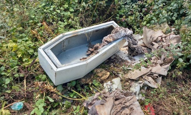 Catania: trovata in strada una piccola bara bianca, un cuscino e una copertina