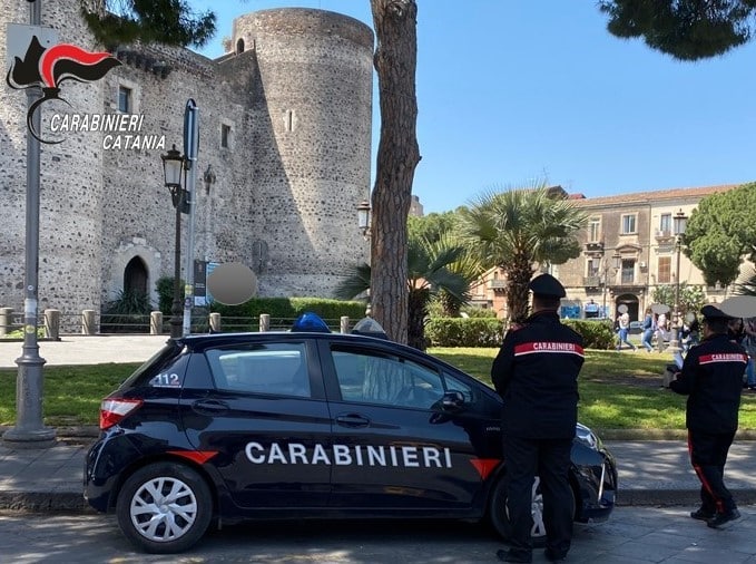 Cerca di ingerire involucri di cocaina per sfuggire ai carabinieri: arrestato 21enne a Catania