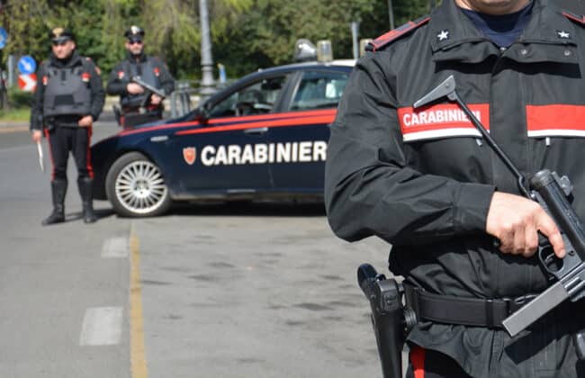 Rubano pacchi di sigarette e gratta e vinci: in due ai domiciliari