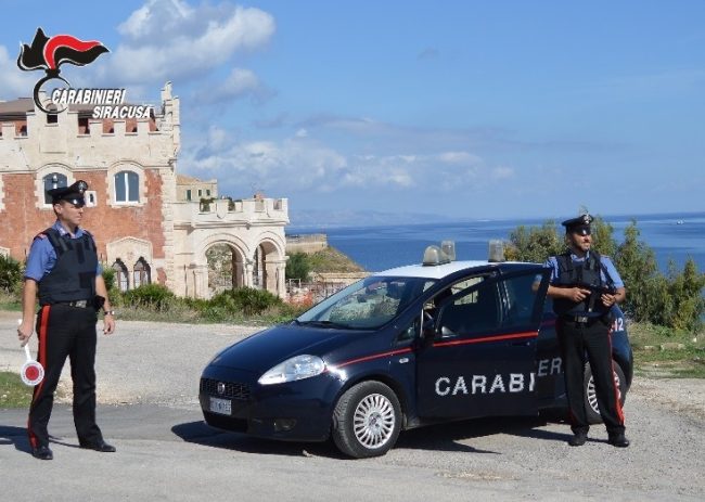 Uomo arrestato a Floridia dopo aver aggredito i carabinieri, a Pachino denunciato un giovane