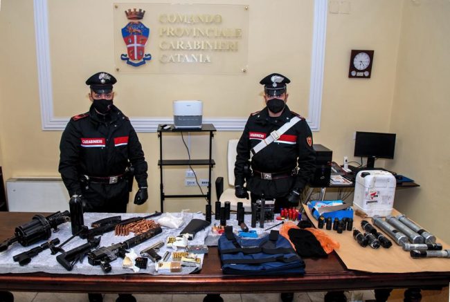 Mafia Catania, arsenale da guerra in casa: arrestato giovane vicino al clan Cappello