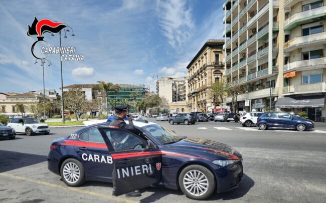 Picchia una donna e minaccia passanti con bastone e pistola, arrestato 41enne nel Catanese