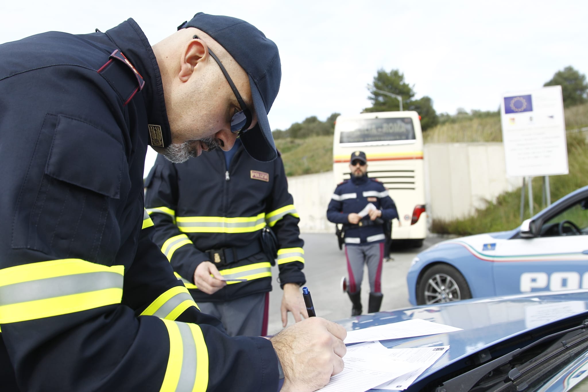 Bus per le gite scolastiche nel mirino, la Polizia di Stato in azione per la sicurezza degli studenti