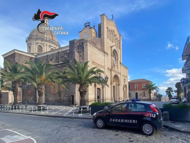 Alla vista dei carabinieri si dà alla fuga: arrestato giovane pusher nel Catanese