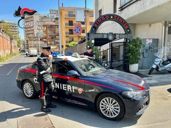 Catania, prova a rapinare l’Unicredit e il Bingo: 47enne riconosciuto dal tatuaggio – VIDEO