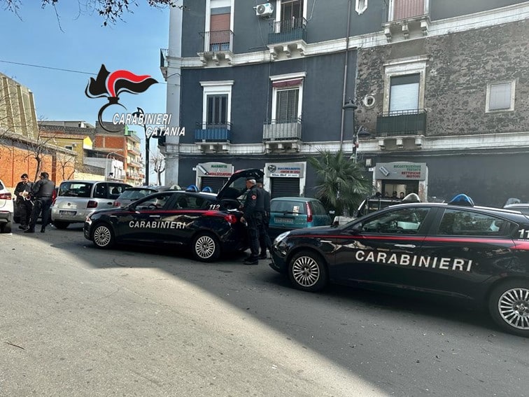 Venditori abusivi e automobilisti senza assicurazione, controlli a Catania: arrestato anche un 47enne