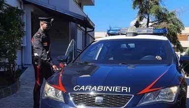 Offre denaro ai carabinieri che hanno fermato il figlio senza patente: arrestato un uomo nel Catanese