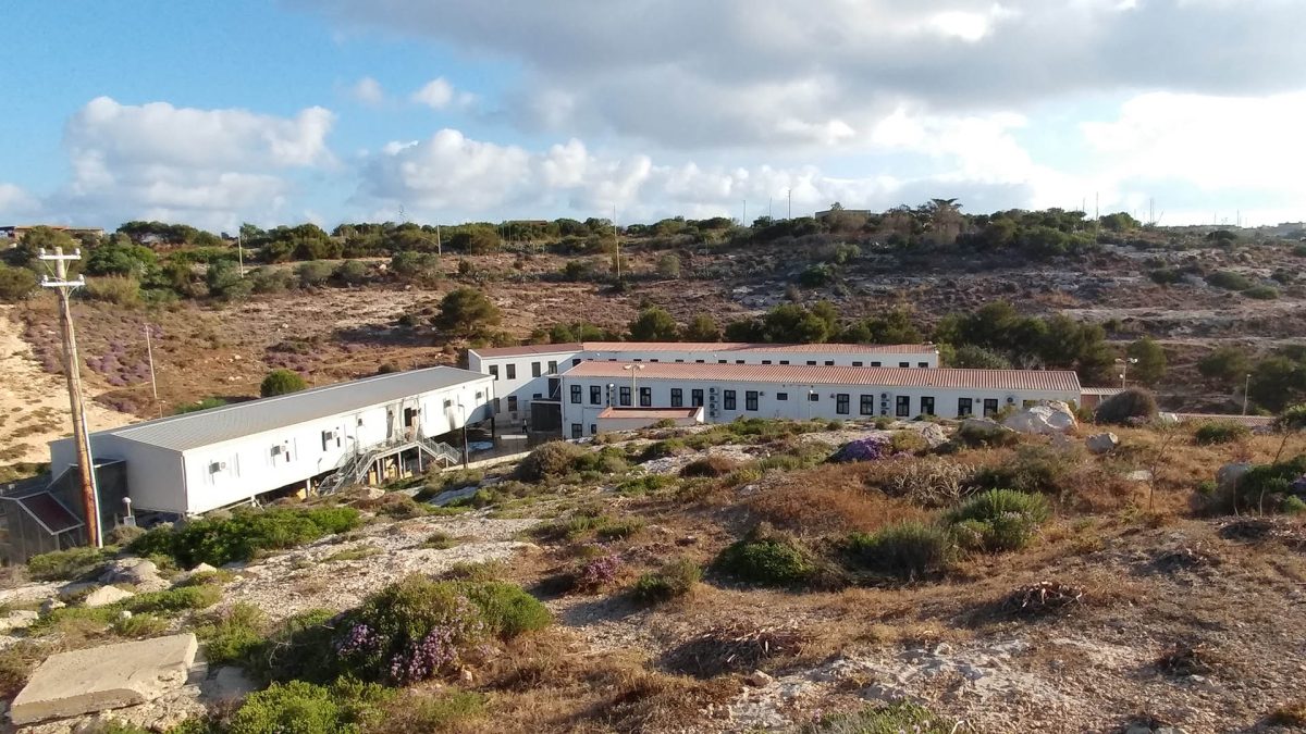Lampedusa, da oggi la Croce Rossa gestirà l’hotspot di contrada Imbriacola